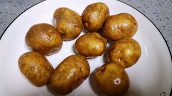 步骤1:小土豆洗净